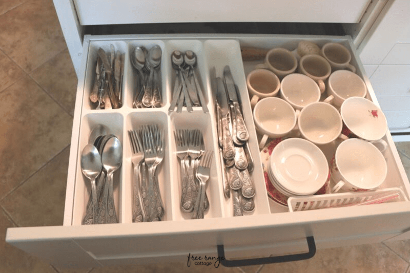 Organizing kitchen drawers